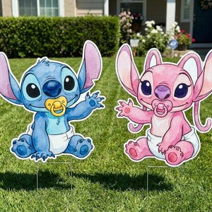 Puede incluir: Dos letreros decorativos para jard&iacute;n con personajes de dibujos animados. Una criatura azul con orejas grandes y un chupete amarillo, y una criatura rosa con orejas grandes y un chupete rosa. Ambos llevan pa&ntilde;ales blancos y est&aacute;n sentados.