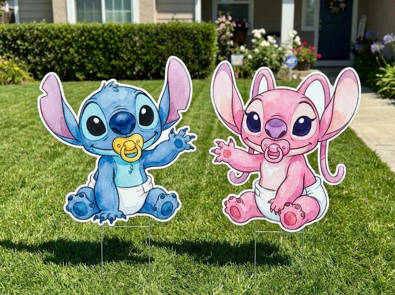 Puede incluir: Dos letreros decorativos para jard&iacute;n con personajes de dibujos animados. Una criatura azul con orejas grandes y un chupete amarillo, y una criatura rosa con orejas grandes y un chupete rosa. Ambos llevan pa&ntilde;ales blancos y est&aacute;n sentados.