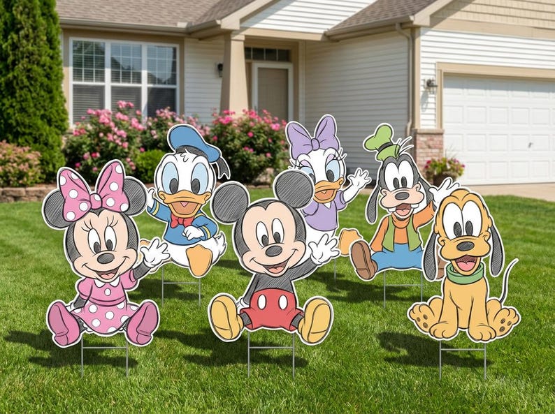 Puede incluir: Un conjunto de seis letreros de jard&iacute;n con personajes de dibujos animados: Mickey Mouse, Minnie Mouse, Donald Duck, Daisy Duck, Goofy y Pluto. Los personajes est&aacute;n en un jard&iacute;n con c&eacute;sped frente a una casa.