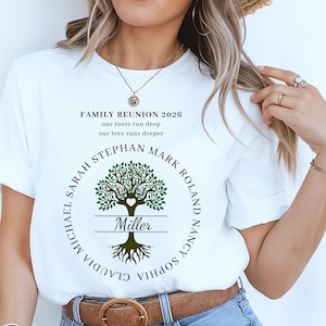 Könnte beinhalten: Weißes T-Shirt mit einem Familienstammbaum-Design. Das Design enthält den Text "FAMILY REUNION 2026" und Familiennamen, die ein Baum-Motiv mit grünen Blättern und einem Herzen umgeben. Ein lässiges Kleidungsstück.