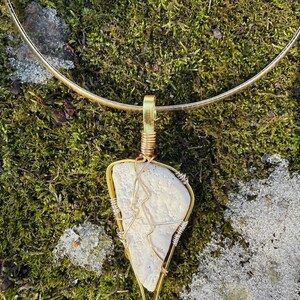 Collana con conchiglia avvolta in filo metallico, ciondolo costiero, conchiglia naturale avvolta in oro, collana vistosa, gioielli da spiaggia fatti a mano, lunghezza catena personalizzabile