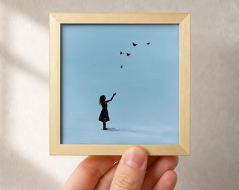 Cuadro pequeño al óleo enmarcado de un niño con mariposa, arte infantil original, acento de pared lleno de esperanza.