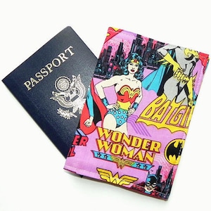 Capa para passaporte porta-passaporte Mulher Maravilha Tecido Super Girl BatGirl Mulheres Super-heróis DC Comics Presente para amantes da Mulher Maravilha Viagem Viagem