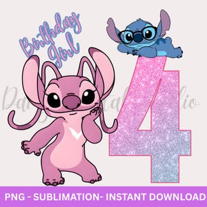 Op de afbeelding: Een digitale afbeelding met de personages Angel en Stitch uit Lilo & Stitch, met de tekst "Birthday Girl" en het nummer "4". Angel is roze, Stitch is blauw en het nummer is een glitterende gradiënt.