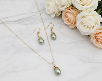 Conjunto de collar y pendientes de perlas colgantes verde salvia, conjunto de joyería nupcial, collar para damas de honor, conjunto de joyería de perlas de filigrana de plata u oro.