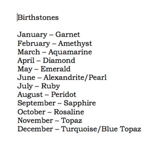 Puede incluir: Una lista de piedras de nacimiento por mes, presentada en un formato claro y legible. El texto incluye los meses del a&ntilde;o y sus piedras de nacimiento correspondientes, como granate para enero y amatista para febrero.