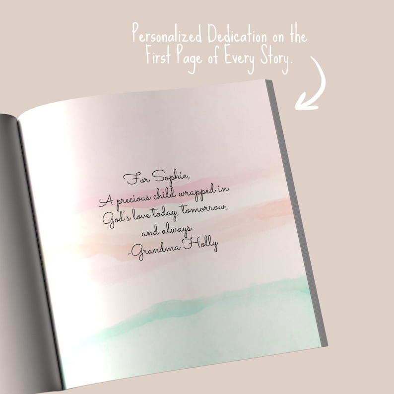 Puede incluir: P&aacute;gina de libro abierta con una dedicatoria personalizada. El texto dice: "Para Sophie, Un ni&ntilde;o precioso envuelto en el amor de Dios hoy, ma&ntilde;ana y siempre. -Abuela Holly." La parte superior dice: "Dedicatoria personalizada en la primera p&aacute;gina de cada historia."