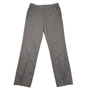 Puede incluir: Un pantalón gris de frente plano. El pantalón tiene cierre de botón y cremallera, trabillas para el cinturón y bolsillos delanteros y traseros. La tela parece ser un material duradero de peso medio.