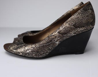 Bandolino Women's Peep Toe Wedge Heels Snakeskin Brown Bronze Gold Size 8.5 90s