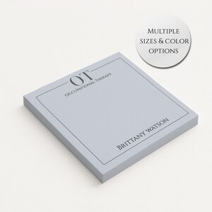 Puede incluir: Una pila de blocs de notas de color gris claro con el texto "OT OCCUPATIONAL THERAPY" y "BRITTANY WATSON" impreso en gris oscuro. Un círculo blanco con "MULTIPLE SIZES & COLOR OPTIONS" está en el fondo.