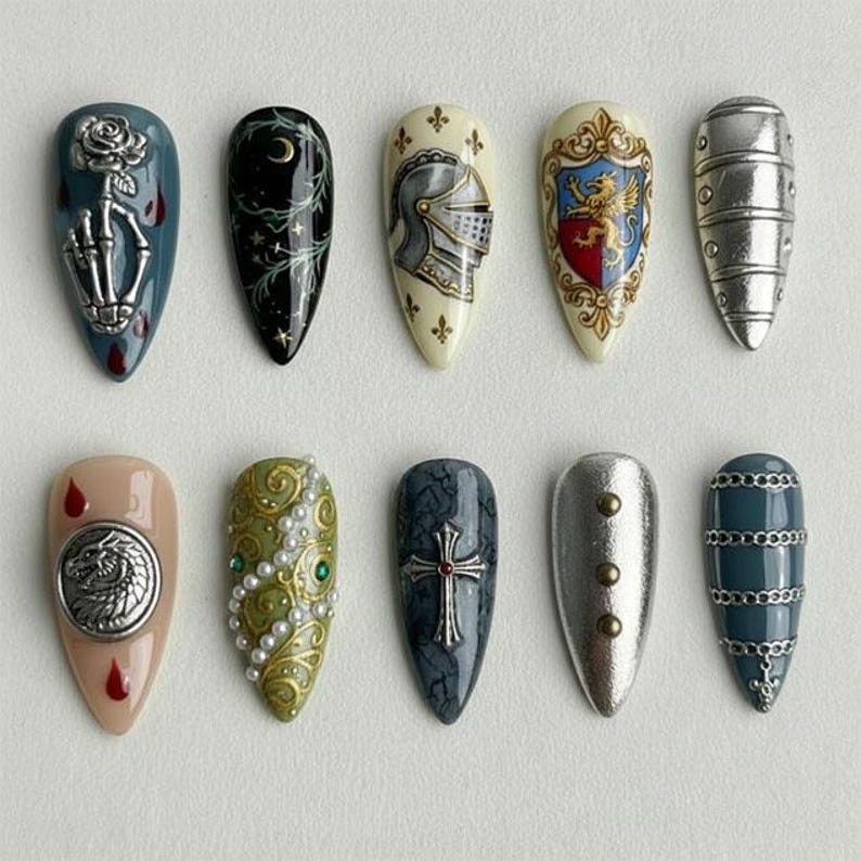 Pu&ograve; includere: Una collezione di dieci unghie finte a forma di mandorla con disegni dettagliati. Le unghie presentano vari temi, tra cui una mano di scheletro con una rosa, un elmo da cavaliere e una croce d'argento. Le unghie sono dipinte in vari colori.