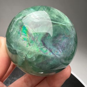 以下が含まれることがあります： クリーム色、ライトグレー、ダークグレーの3色の、つや消し仕上げの陶器製マグカップのセット。各マグカップはシンプルでミニマルなデザインで、丸みを帯びたハンドルが付いています。