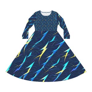 Puede incluir: Vestido de manga larga azul marino con un estampado de rayos azules y amarillos. El corpiño tiene un estampado de rayas diagonales en azul y amarillo. El vestido tiene un cuello redondo. El vestido es de largo midi.