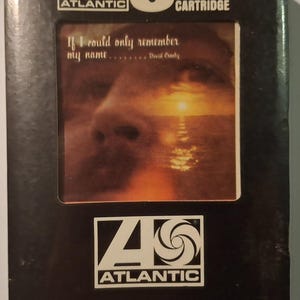 Könnte beinhalten: Vintage 458 Atlantic Stereo-Tonbandkassette. Das schwarze Gehäuse zeigt das Atlantic-Logo und den Text "If I could only remember my name..." von David Crosby. Das Bild auf der Kassette zeigt ein Gesicht und einen Sonnenuntergang.