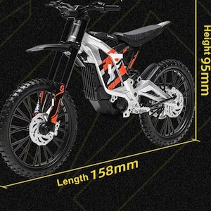 “Mini moto SurRon original a escala 1:12, con detalles reales, suspensión delantera, freno de disco y diseño eléctrico estilo off-road en color negro y rojo.”