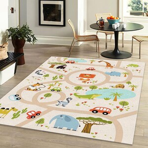Op de afbeelding: Een beige speelmat met een wegenkaartontwerp met cartoon dieren, bomen en voertuigen. De mat bevat een giraffe, een olifant, een krokodil en andere safari-thema illustraties. Het wegenkaartontwerp heeft beige wegen en groene bomen.