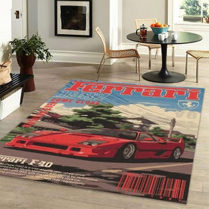 Könnte beinhalten: Rechteckiger Teppich mit einer roten Ferrari F40-Illustration. Der Teppich hat einen blauen Himmel als Hintergrund mit dem Text "Ferrari 1987 COME CLOSE". Der Teppich hat auch einen Barcode und Text über das Auto.