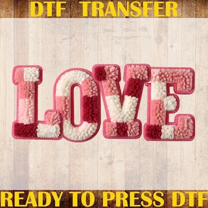 Könnte beinhalten: Ein druckfertiger DTF-Transfer mit dem Wort "LOVE" in einem strukturierten Patchwork-Design. Die Buchstaben bestehen aus verschiedenen Rosa-, Rot- und Weißtönen mit einem flauschigen, getufteten Aussehen. Der Hintergrund enthält den Text "CUSTOM PRINT" und "HEAT TRANSFER".