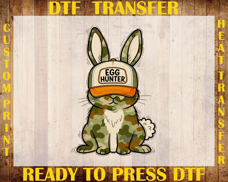 Puede incluir: Un conejo de dibujos animados con una gorra con las palabras "Egg Hunter" en naranja y blanco. El conejo tiene un patr&oacute;n de camuflaje en verde, marr&oacute;n y beige. La imagen es una transferencia DTF con el texto "DTF TRANSFER", "CUSTOM PRINT", "HEAT TRANSFER" y "READY TO PRESS DTF".