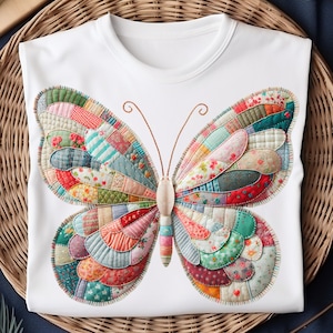 Puede incluir: Camiseta blanca con un dise&ntilde;o de mariposa patchwork colorido. Las alas de la mariposa est&aacute;n compuestas por varios patrones de tela en tonos rojos, rosas, verdes y azules. La camiseta tiene cuello redondo y mangas cortas.