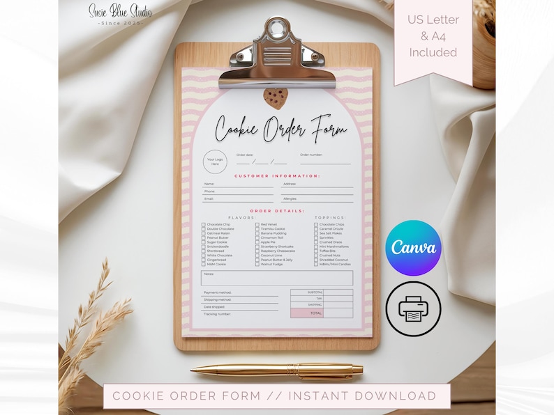 Pu&ograve; includere: Un appunti in legno con un modulo d'ordine per biscotti dal design rosa e bianco. Il modulo include sezioni per le informazioni del cliente e i dettagli dell'ordine. Una penna d'oro &egrave; posta sotto. Il testo "Cookie Order Form // Instant Download" &egrave; in basso.