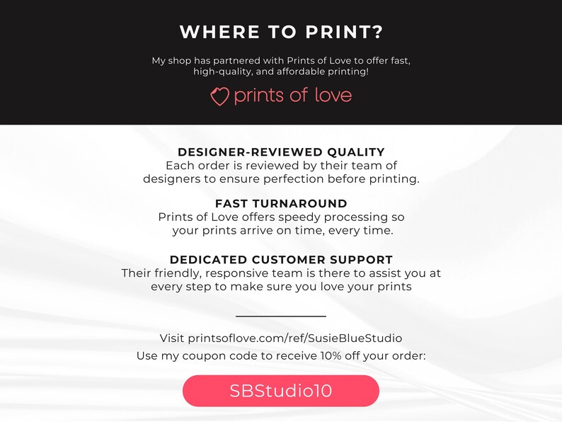 Pu&ograve; includere: Grafica promozionale con il testo "WHERE TO PRINT?" e il logo "Prints of Love". La grafica evidenzia la qualit&agrave; verificata dai designer, la consegna rapida e l'assistenza clienti dedicata. Viene visualizzato anche un codice coupon "SBStudio10".
