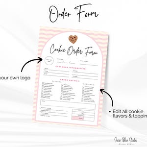 Pu&ograve; includere: Un modulo d'ordine di biscotti rosa e bianco con il testo "Order Form" e "Cookie Order Form". Il modulo include sezioni per le informazioni del cliente, i gusti dei biscotti e i condimenti. L'immagine include anche il testo "Add your own logo" e "Edit all cookie flavors & toppings".