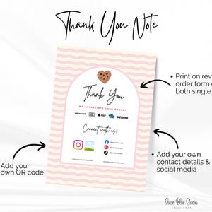 Pu&ograve; includere: Un biglietto di ringraziamento rosa e bianco con una grafica a biscotto. Il biglietto include il testo "Thank You" e "We appreciate your order!" con opzioni di pagamento. Presenta anche icone di social media e istruzioni.