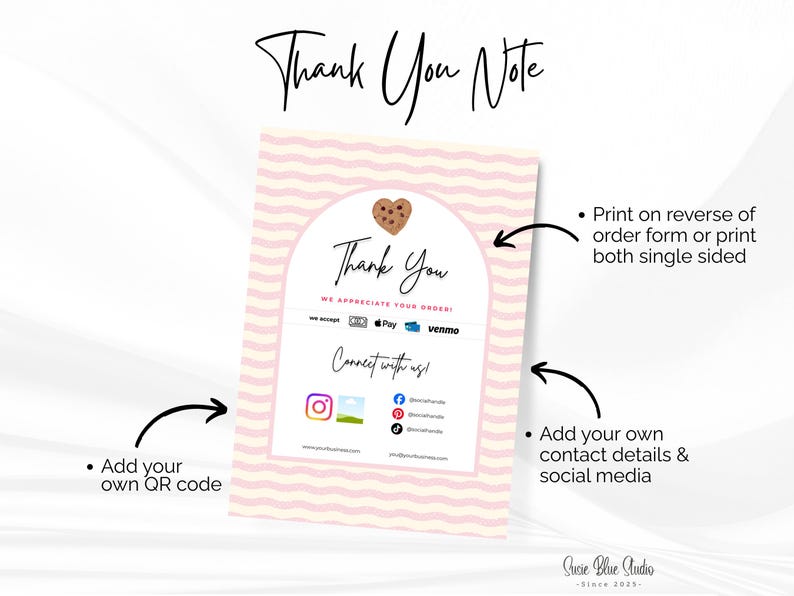 Pu&ograve; includere: Un biglietto di ringraziamento rosa e bianco con una grafica a biscotto. Il biglietto include il testo "Thank You" e "We appreciate your order!" con opzioni di pagamento. Presenta anche icone di social media e istruzioni.