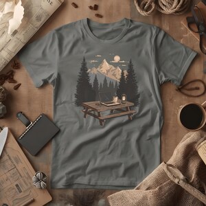 T-shirt med scen från Nomadic Workspace Camp Desk | Distansarbete, Lykta, Tallar, Comfort Colors® Pepper