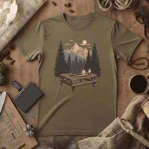 T-shirt med scen från Nomadic Workspace Camp Desk | Distansarbete, Lykta, Tallar, Comfort Colors® Espresso