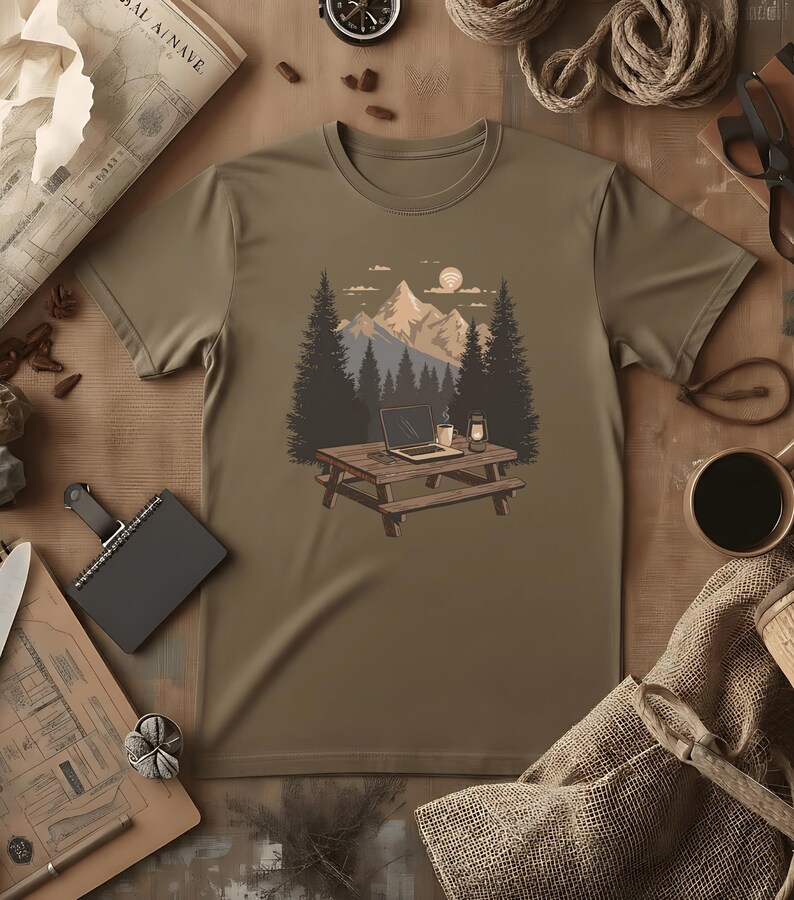 T-shirt med scen från Nomadic Workspace Camp Desk | Distansarbete, Lykta, Tallar, Comfort Colors® Espresso