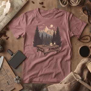 T-shirt med scen från Nomadic Workspace Camp Desk | Distansarbete, Lykta, Tallar, Comfort Colors® Brick