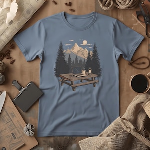 T-shirt med scen från Nomadic Workspace Camp Desk | Distansarbete, Lykta, Tallar, Comfort Colors® Blue Jean