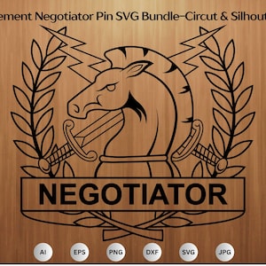 Peut inclure: Conception en noir sur fond imitation bois. Elle représente une tête de cheval, des épées croisées, des éclairs et des branches de laurier. Le mot « NEGOTIATOR » est affiché dans une bannière rectangulaire. Icônes de type de fichier en bas.