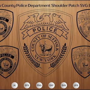 Könnte beinhalten: Auf einem Holzgrund werden verschiedene Designs von Schulterabzeichen der Suffolk County Police Department gezeigt. Die Abzeichen haben eine Schildform mit dem Wort "POLICE" und einer Darstellung eines Bullen. Der Text "COUNTY OF SUFFOLK NEW YORK" ist ebenfalls vorhanden.
