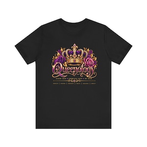 Puede incluir: Una camiseta negra de manga corta con un gráfico de una corona dorada con detalles en morado, flanqueada por rosas moradas. El texto dice Queenology, Know Her Embrace Her Be Her, y Identity, Purpose, Strength, Grace, Elegance, Impact.