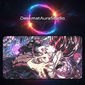 Op de afbeelding: Een rechthoekige bureaumat met een dynamische anime-stijl illustratie van personages in actie. De mat heeft een zwarte achtergrond, de tekst "DeskmatAuraStudio" en een kleurrijk cirkelvormig ontwerp.