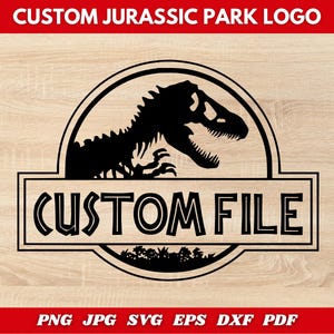 Puede incluir: Logotipo de Jurassic Park en blanco y negro con la silueta de un dinosaurio dentro de un marco circular. El texto "CUSTOM FILE" se muestra debajo del dinosaurio, con "CUSTOM JURASSIC PARK LOGO" en la parte superior. Formatos de archivo en la parte inferior.