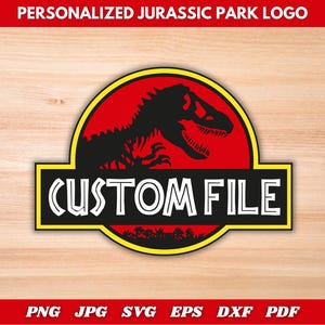 Pode incluir: Um design de logotipo personalizado do Jurassic Park. O design apresenta uma silhueta de dinossauro preto sobre um fundo vermelho, com uma borda amarela. O texto "CUSTOM FILE" é branco e o logotipo inclui opções de tipo de arquivo.