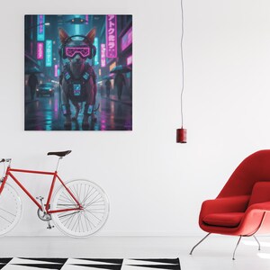 Peut inclure: Une impression d'art murale vibrante représentant un chat futuriste dans un paysage urbain éclairé au néon. Le chat porte des lunettes et un casque lumineux, avec une esthétique cyberpunk. L'œuvre est affichée au-dessus d'un vélo rouge et d'une chaise rouge.