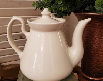 Hall China Co. Vintage 6 cup Teapot