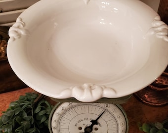 Beautiful Haeger Pottery 3055 creamy white bowl featuring fleur de lis shape