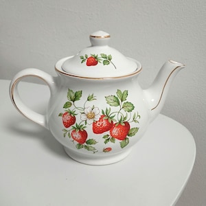 Vintage Sadler Erdbeere Kleine Teekanne Nachmittagstee Party Tisch Display Dekor Weiß Gold Rote Erdbeeren Sommer Servieridee Geschenk
