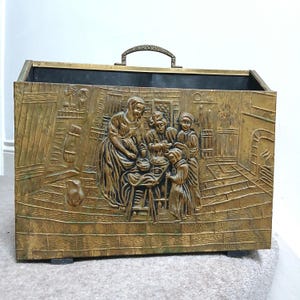 Drewniany pojemnik na czasopisma i gazety z tłoczonym mosiądzem, z motywem vintage, z podpałką do kominka w stylu mid-century, z dekoracją kominkową i akcesorium do pieca na drewno
