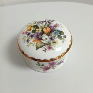Ramo de flores vintage, flores de porcelana fina pintada a mano, dorado, pequeño joyero con tapa, regalo para el Día de la Madre, Pascua, para ella.