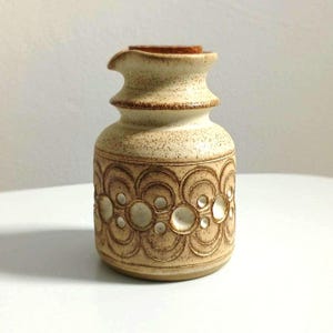 Botella vertedora de cerámica vintage de Jersey, color beige, marrón, tono natural, texturizada, para decoración del hogar y cocina.