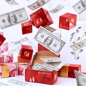 Op de afbeelding: Een display van rode geschenkdozen en Amerikaanse dollarbiljetten. Sommige dozen zijn open en onthullen meer biljetten. Op de dozen staat het woord "ROMANCE". Verschillende biljetten zweven in de lucht.