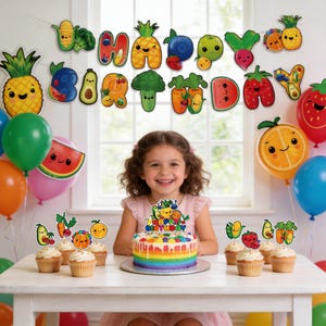 Op de afbeelding: Een jong meisje lacht op een verjaardagsfeestje met een regenboogtaart en cupcakes. De decoraties omvatten fruitvormige ballonnen en een banner met de tekst "Happy Birthday". De taart is bekroond met een cake topper met fruitthema.