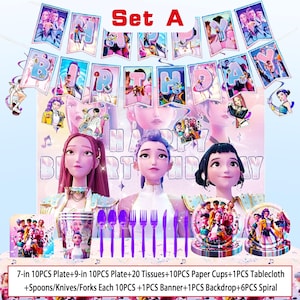 Op de afbeelding: Verjaardagsfeestset 'Set A' met een banner met de tekst 'HAPPY BIRTHDAY'. De set bevat borden, bekers, bestek en decoraties. Het kleurenschema is roze, paars en blauw, met illustraties van stripfiguren.